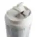 Muovinen vesipullo, jossa on valkoinen takki ja olki